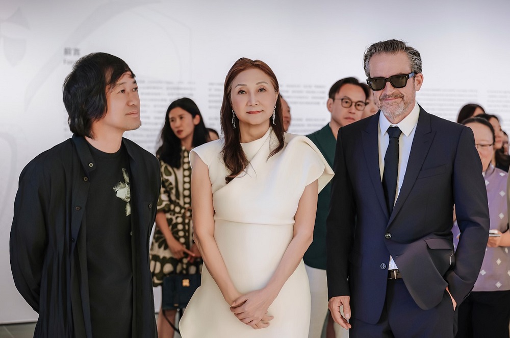 Curator Jiang Jun, Catherine Kwai and Lorenzo Vigas during opening Oswaldo Vigas Guangdong